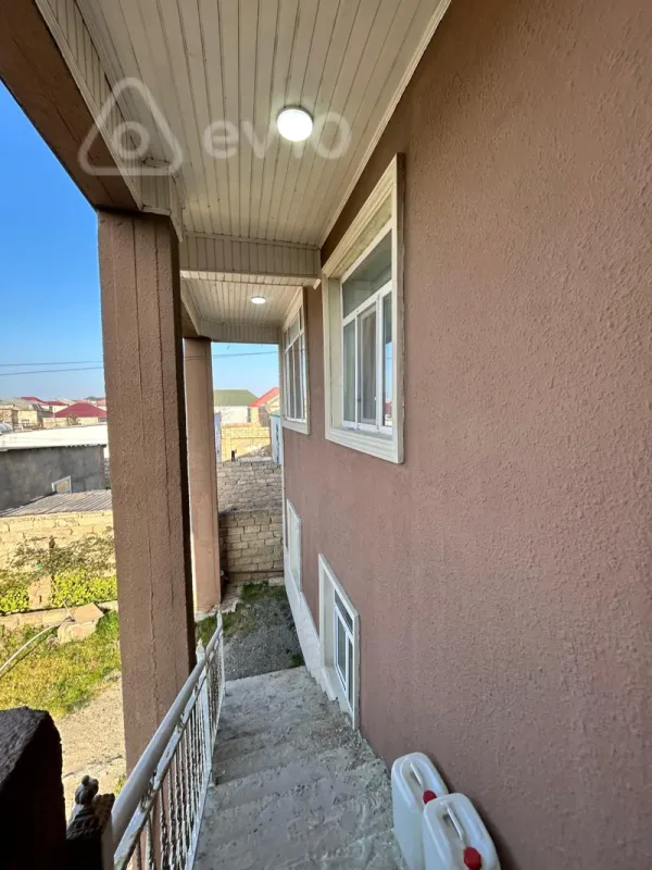 Satılır 5 otaqlı həyət evi 200 m²