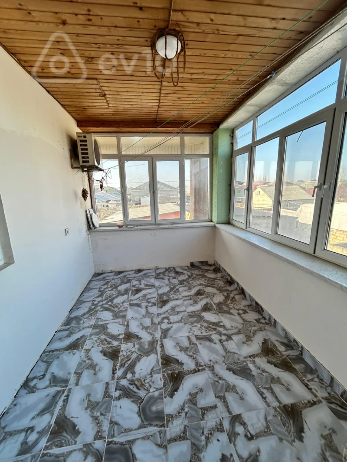 Satılır 5 otaqlı həyət evi 200 m²
