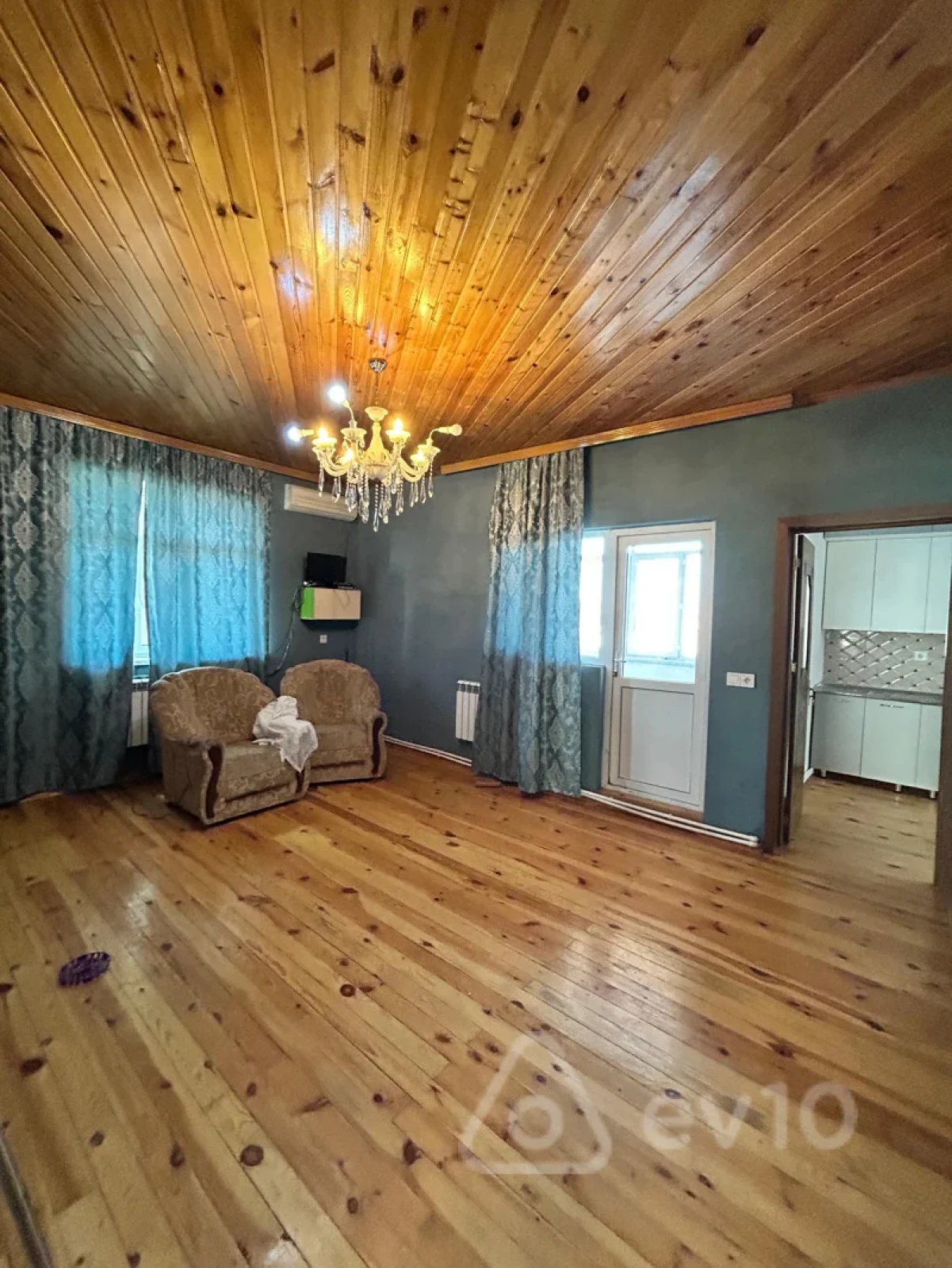 Satılır 5 otaqlı həyət evi 200 m²