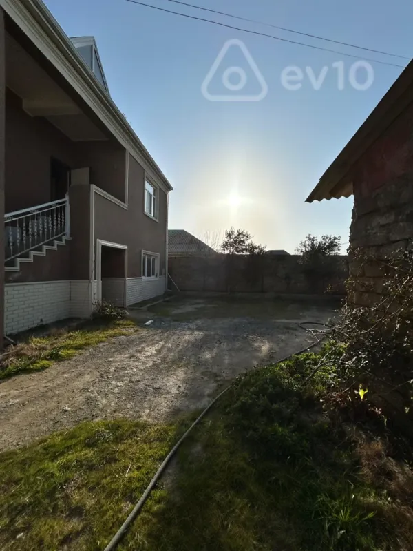 Satılır 5 otaqlı həyət evi 200 m²