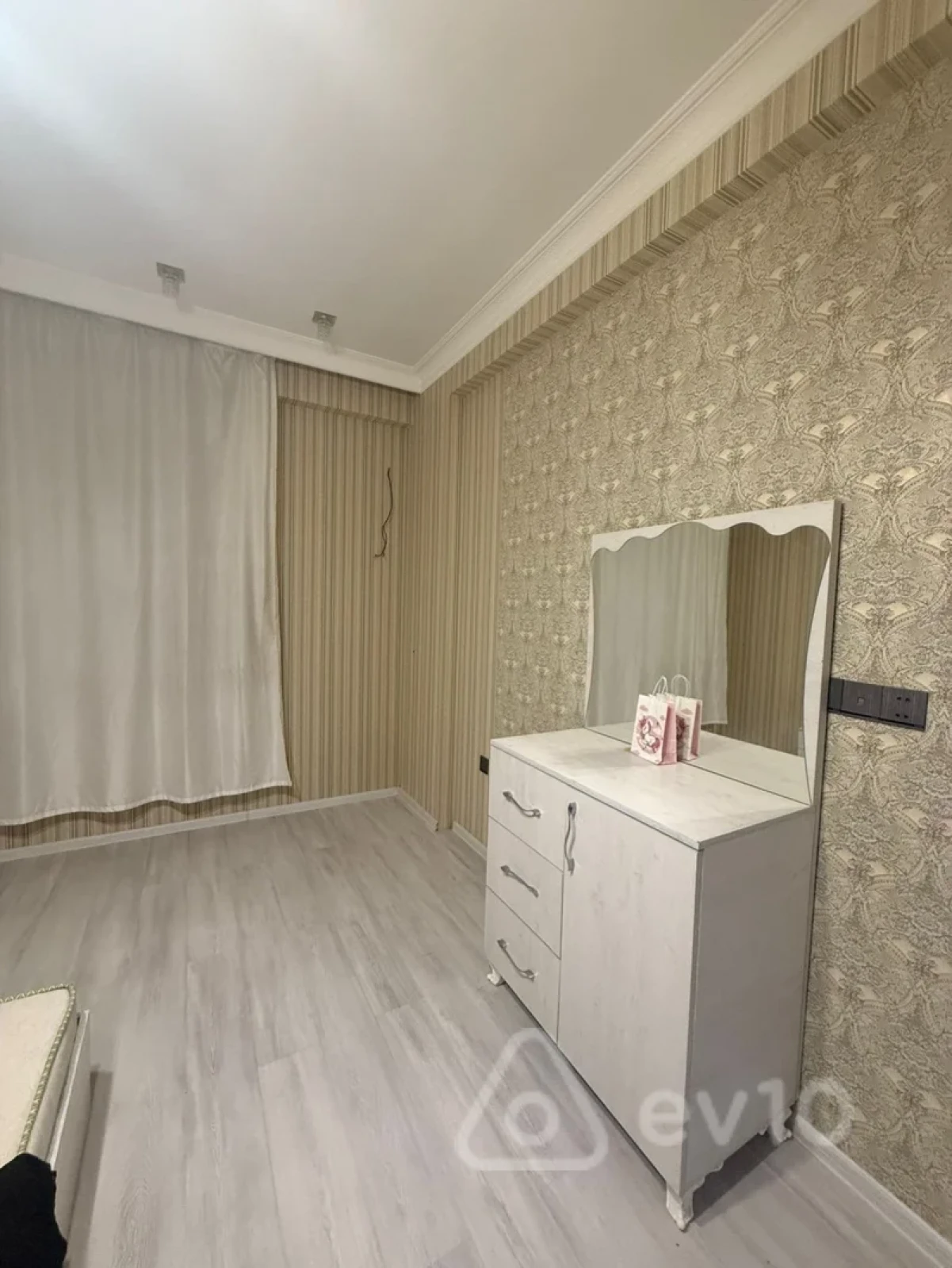 Kirayə verilir 3 otaqlı yeni tikili 140 m²