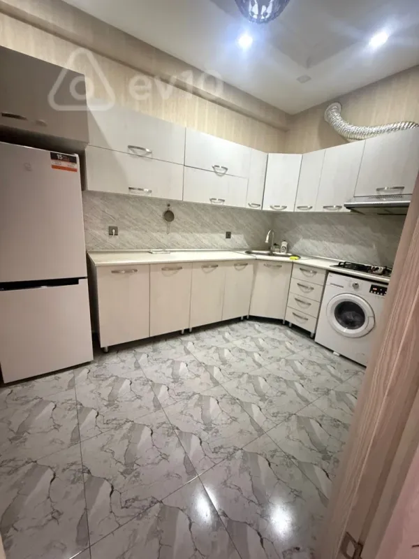 Kirayə verilir 3 otaqlı yeni tikili 140 m²