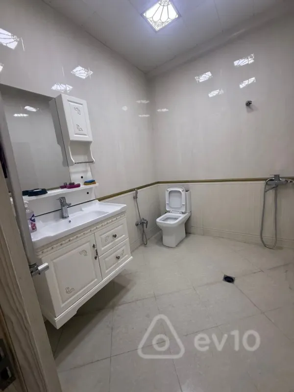 Kirayə verilir 3 otaqlı yeni tikili 140 m²