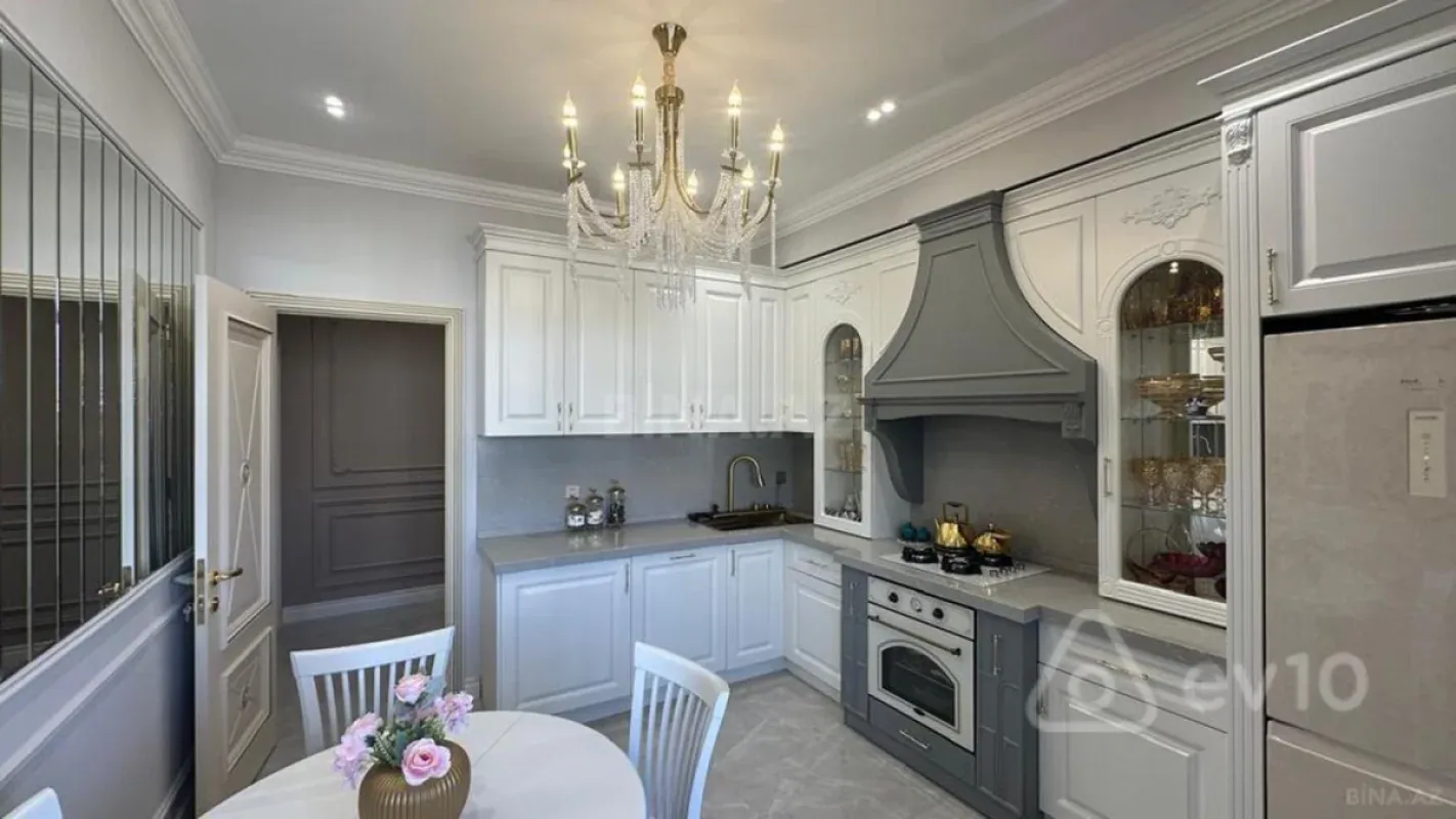 Kirayə verilir 3 otaqlı yeni tikili 135 m²