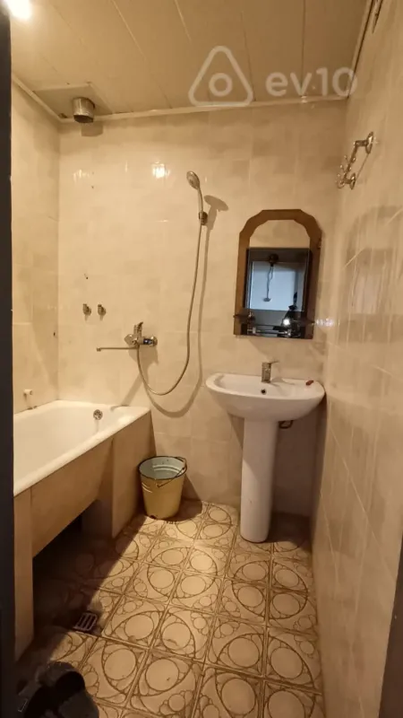 Kirayə verilir 2 otaqlı köhnə tikili 60 m²