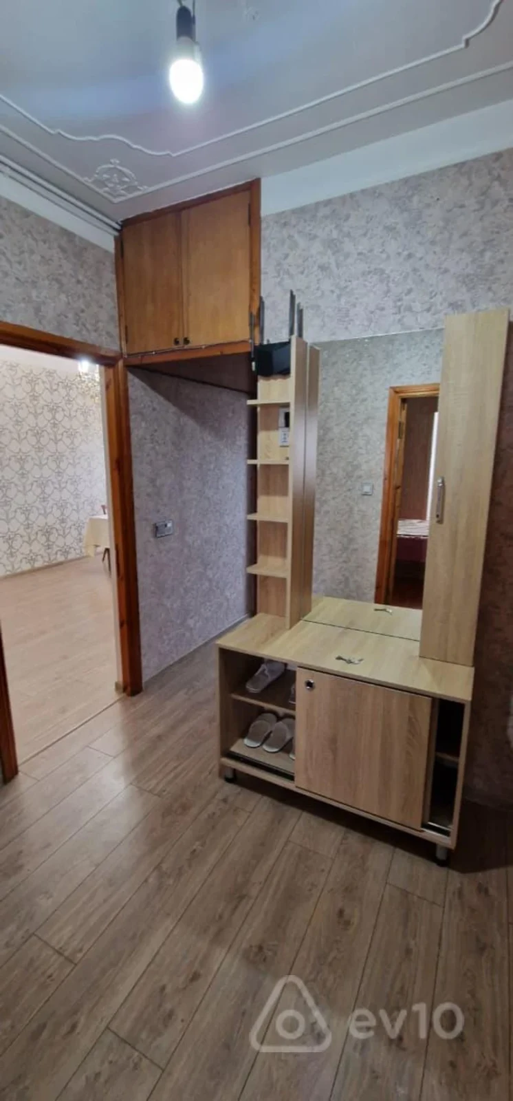 Kirayə verilir 2 otaqlı köhnə tikili 50 m²
