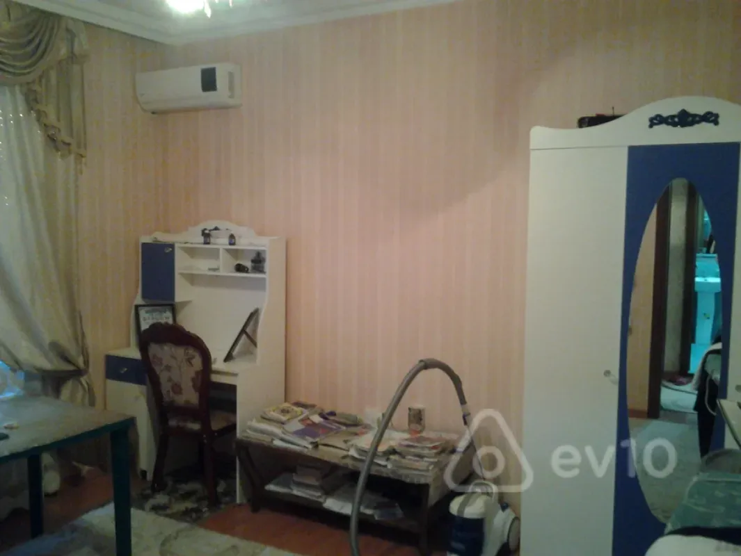 Satılır 6 otaqlı həyət evi 300 m²