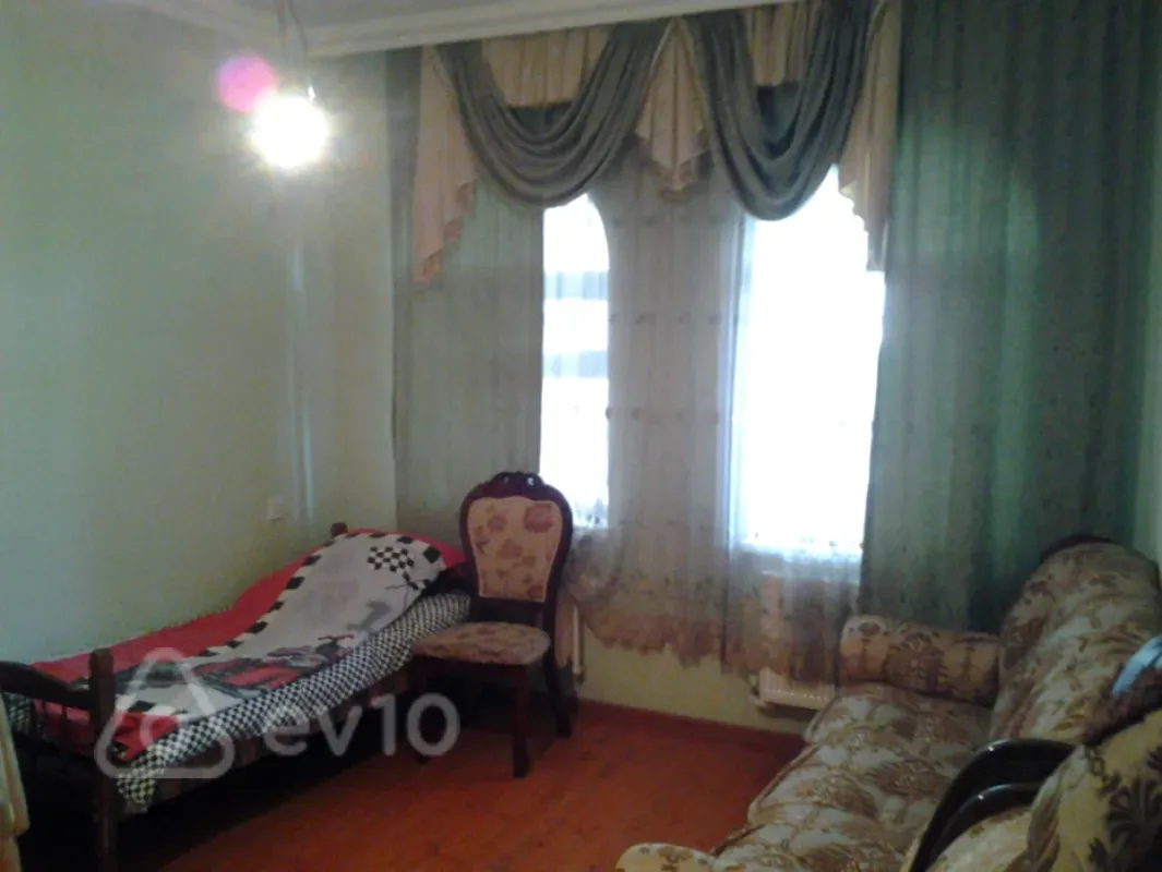 Satılır 6 otaqlı həyət evi 300 m²