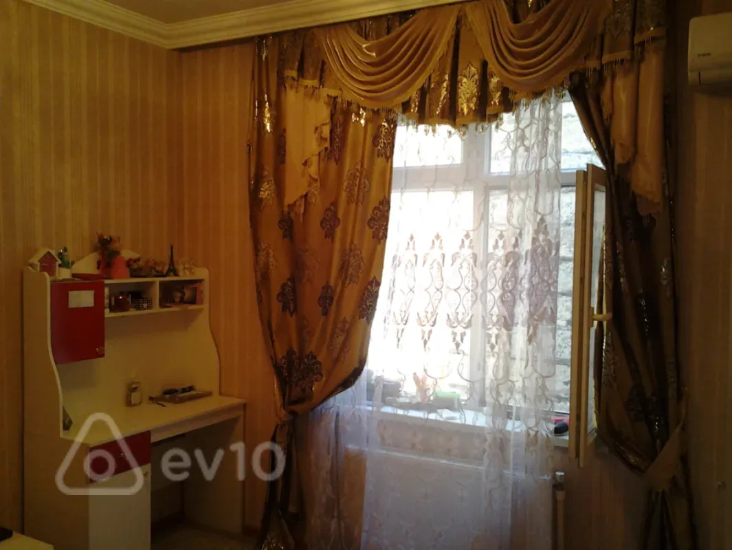 Satılır 6 otaqlı həyət evi 300 m²
