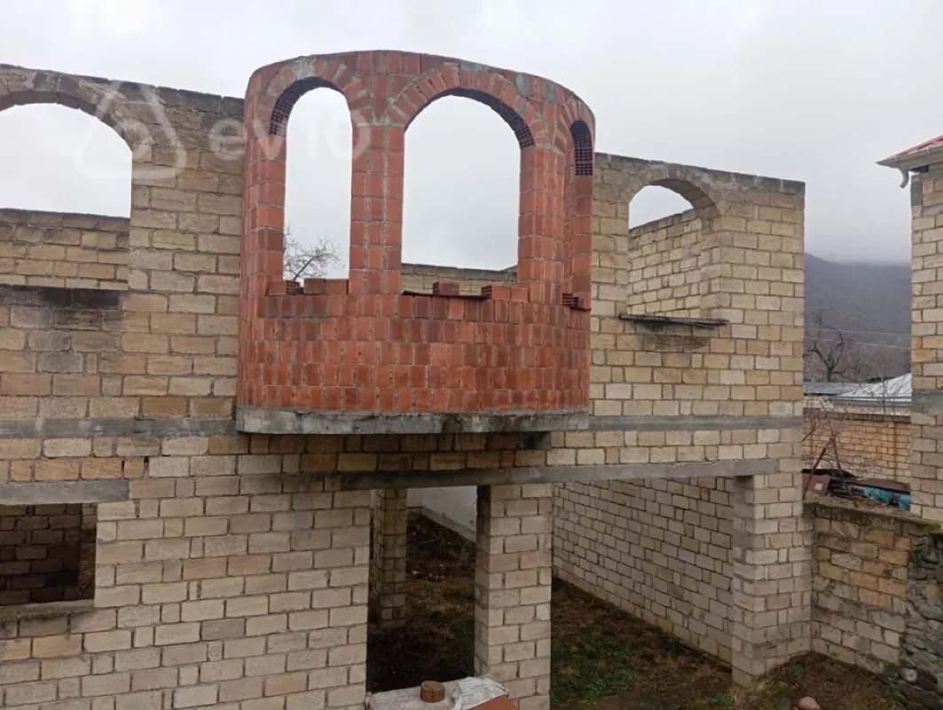 Satılır 5 otaqlı həyət evi 1600 m²