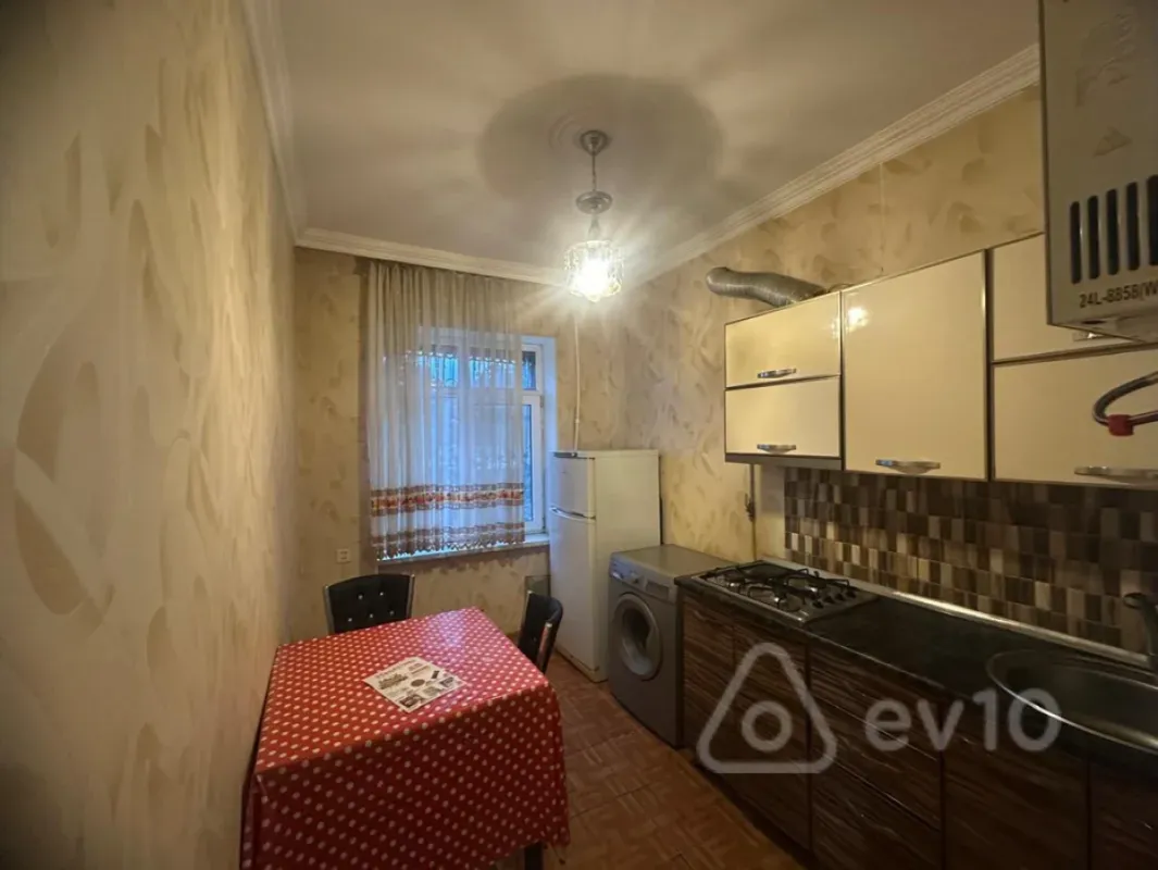 Kirayə verilir 2 otaqlı köhnə tikili 65 m²