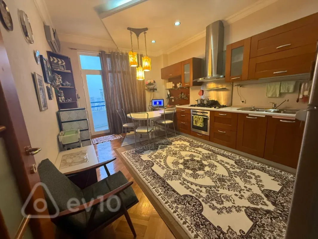 Kirayə verilir 4 otaqlı yeni tikili 200 m²