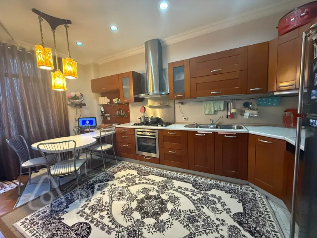 Kirayə verilir 4 otaqlı yeni tikili 200 m²