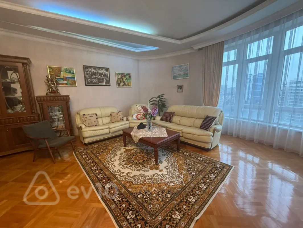 Kirayə verilir 4 otaqlı yeni tikili 200 m²