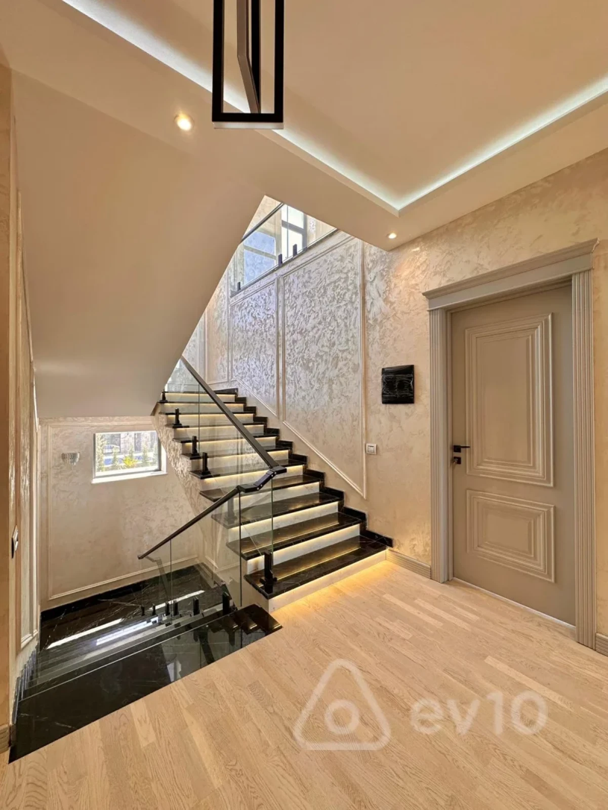 Satılır 6 otaqlı həyət evi 450 m²