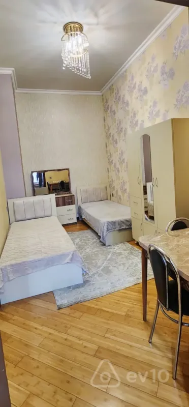 Kirayə verilir 1 otaqlı köhnə tikili 70 m²