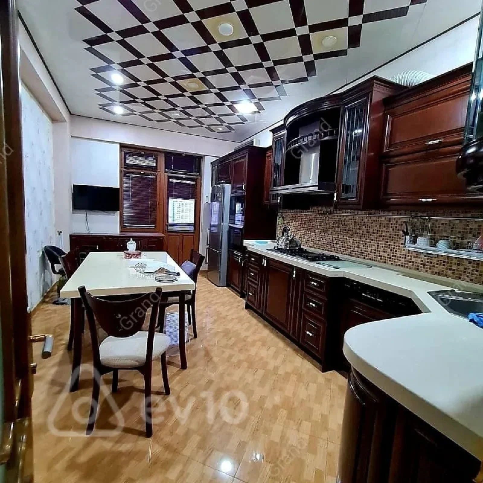 Kirayə verilir 5 otaqlı yeni tikili 240 m²