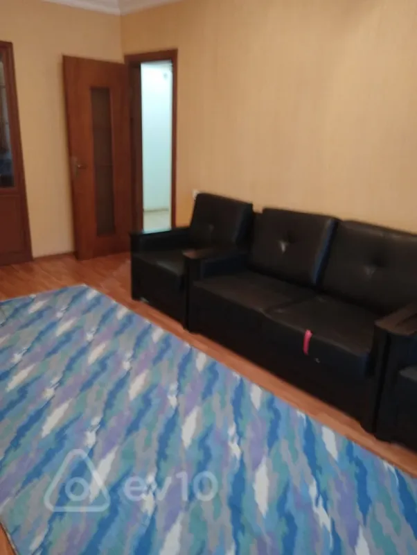 Kirayə verilir 3 otaqlı köhnə tikili 70 m²