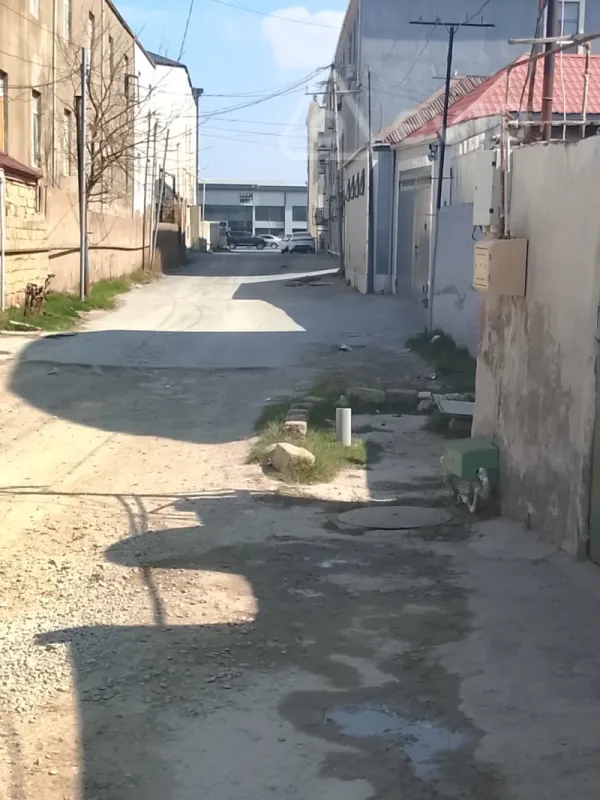 Satılır 8 otaqlı köhnə tikili 300 m²