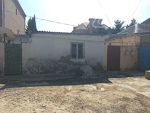 Satılır 8 otaqlı köhnə tikili 300 m²