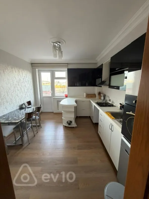 Kirayə verilir 3 otaqlı yeni tikili 130 m²