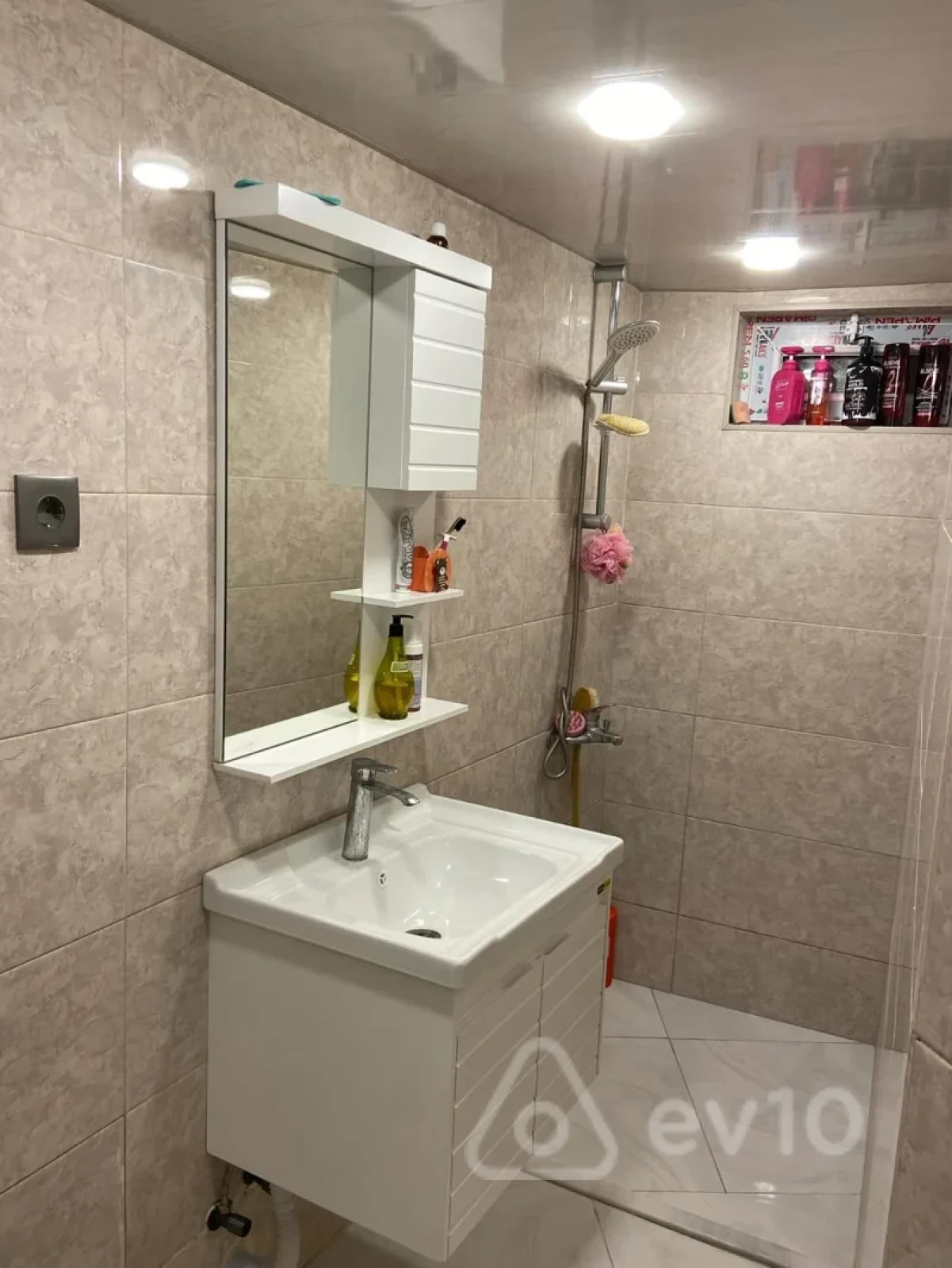 Kirayə verilir 2 otaqlı köhnə tikili 55 m²