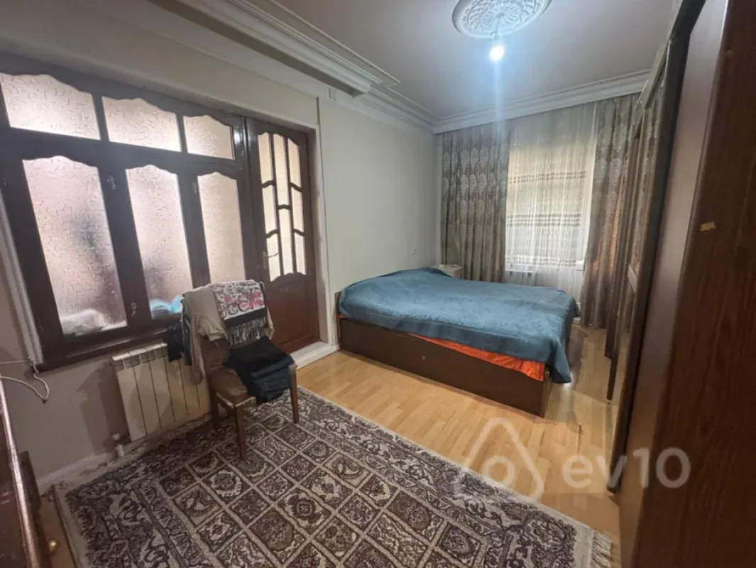 Satılır 4 otaqlı köhnə tikili 90 m²
