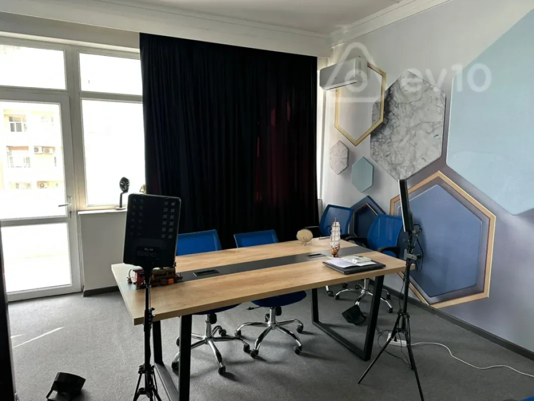 Kirayə verilir 5 otaqlı ofis 220 m²