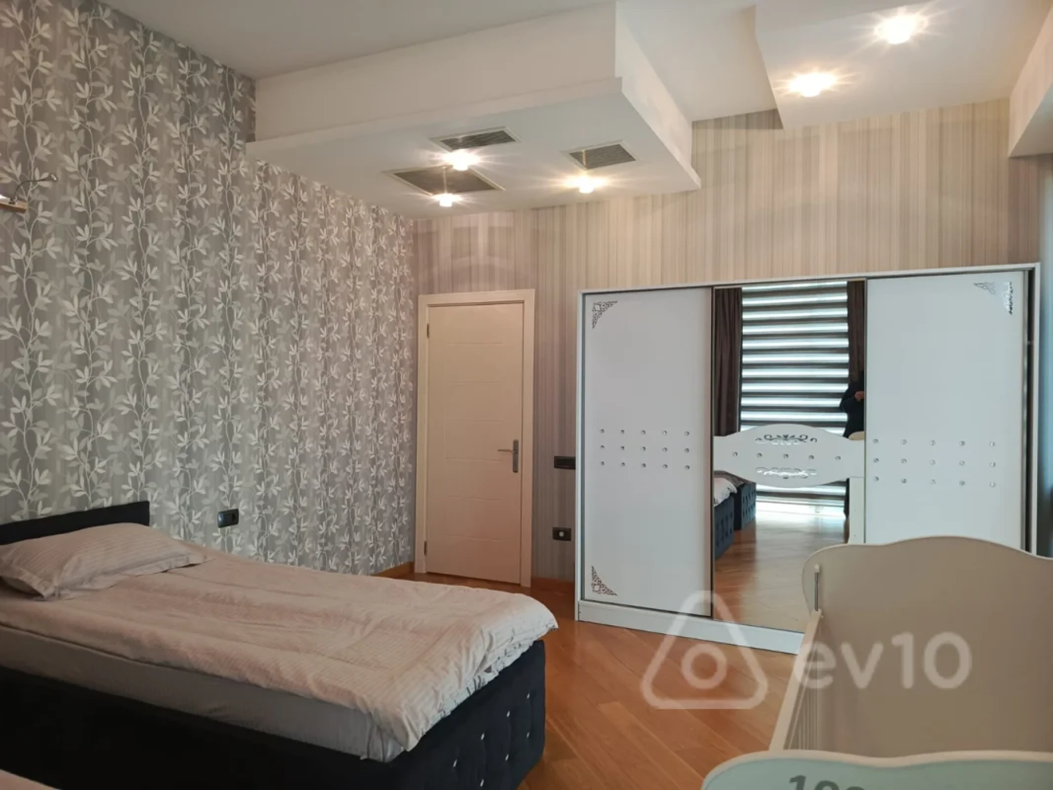 Kirayə verilir 3 otaqlı yeni tikili 160 m²