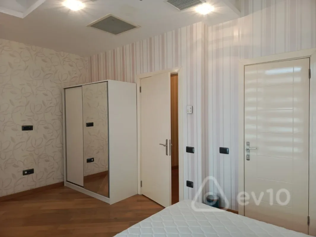 Kirayə verilir 3 otaqlı yeni tikili 160 m²