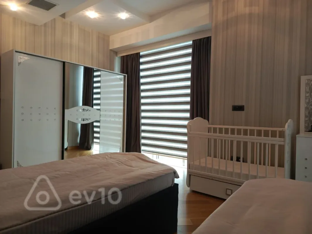 Kirayə verilir 3 otaqlı yeni tikili 160 m²