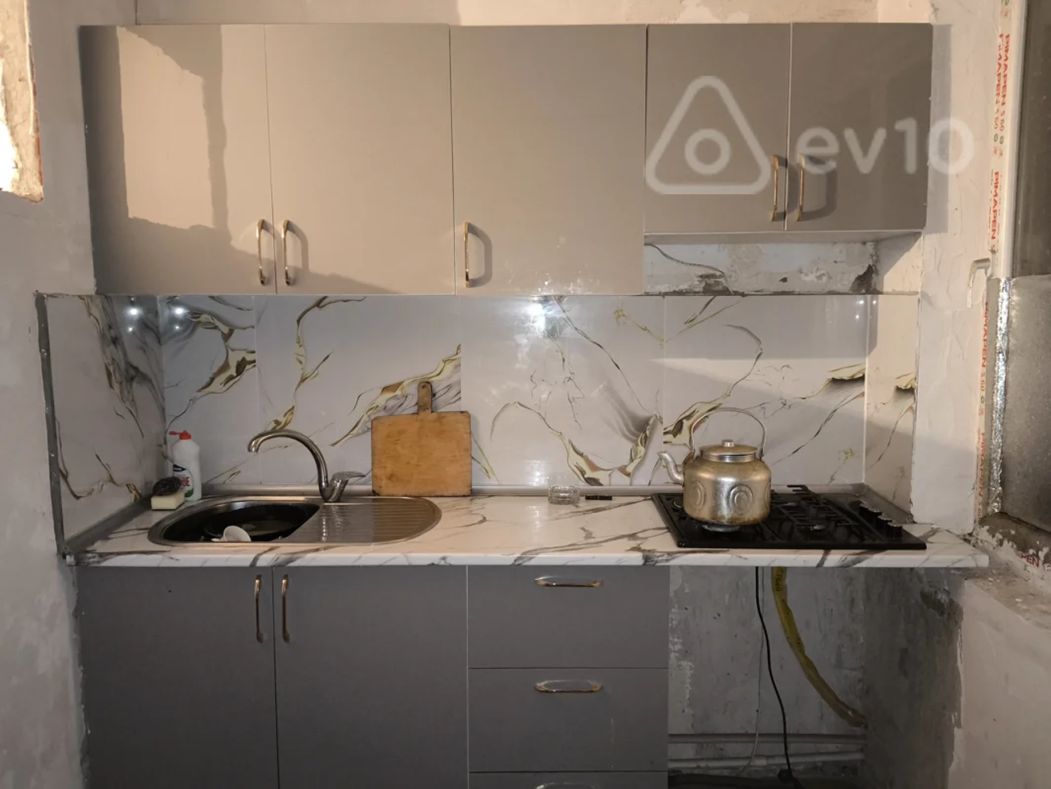 Kirayə verilir 2 otaqlı köhnə tikili 100 m²