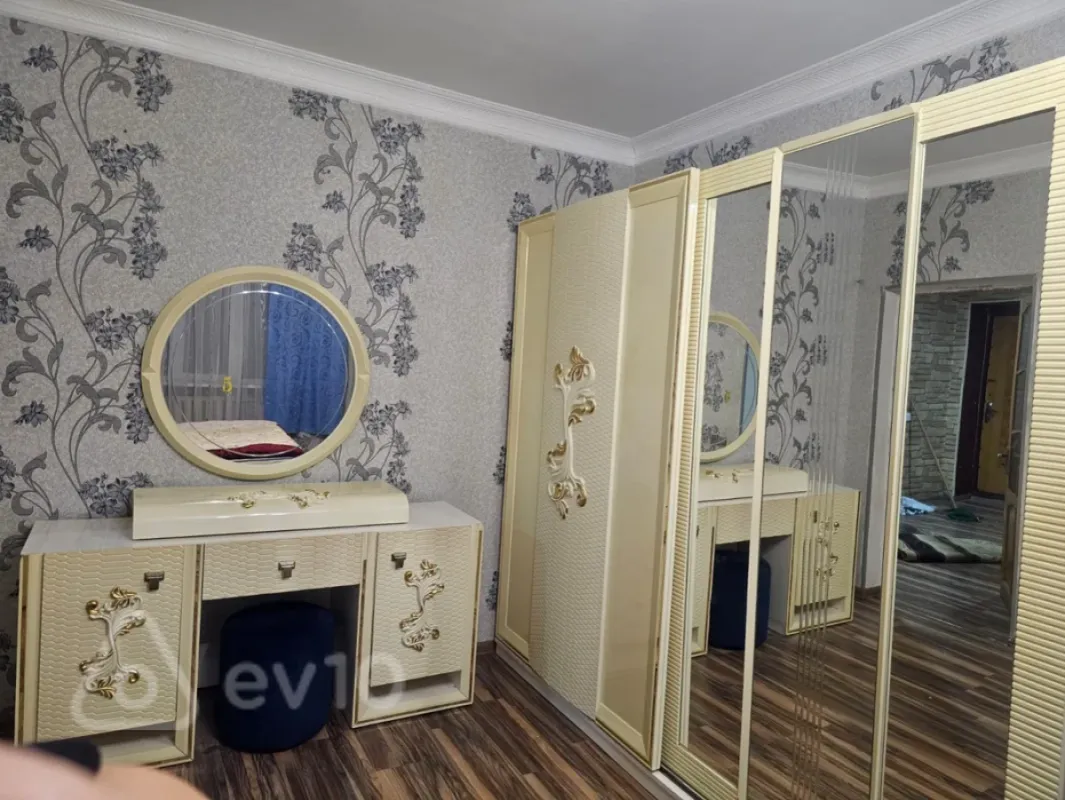 Kirayə verilir 4 otaqlı köhnə tikili 97 m²