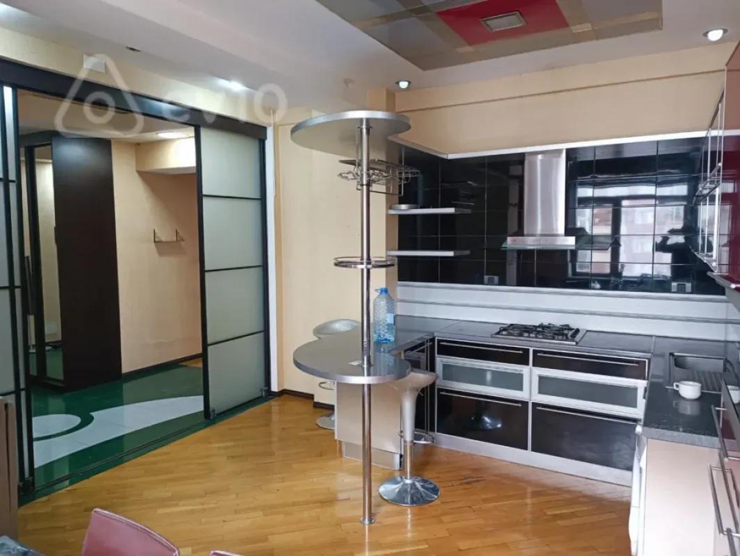 Kirayə verilir 3 otaqlı yeni tikili 150 m²