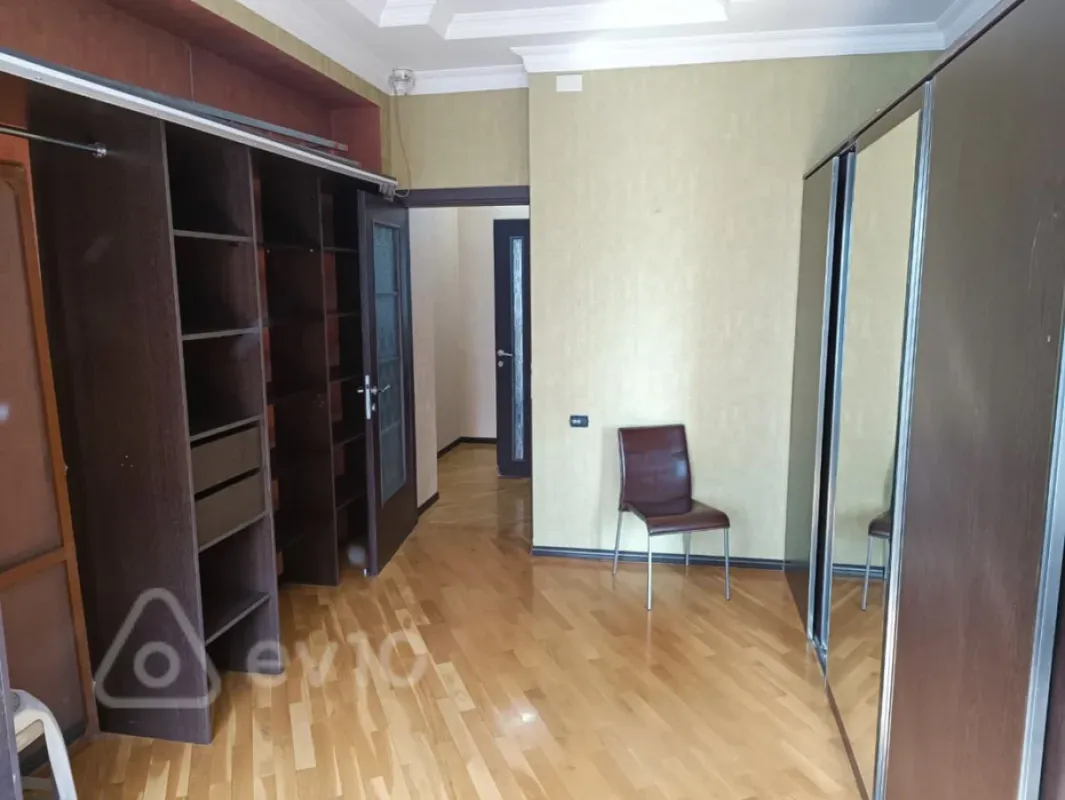 Kirayə verilir 3 otaqlı yeni tikili 150 m²