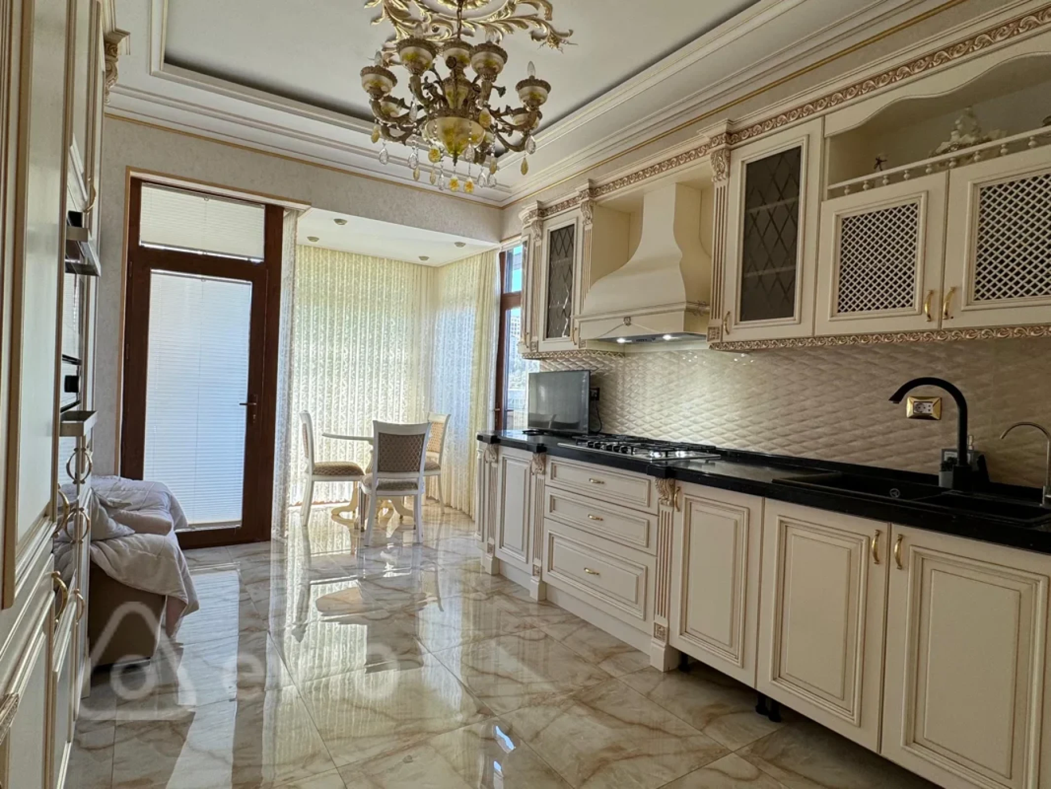 Kirayə verilir 3 otaqlı yeni tikili 153 m²