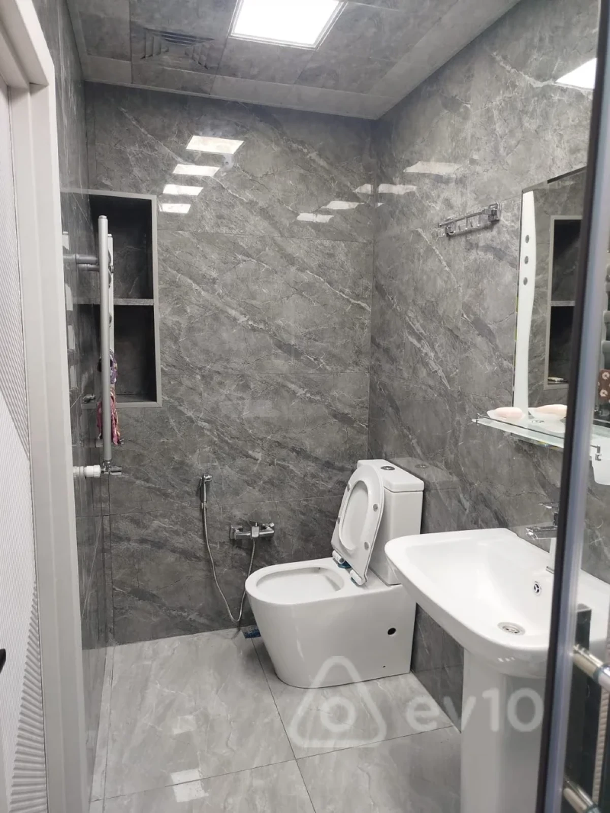 Kirayə verilir 3 otaqlı yeni tikili 90 m²