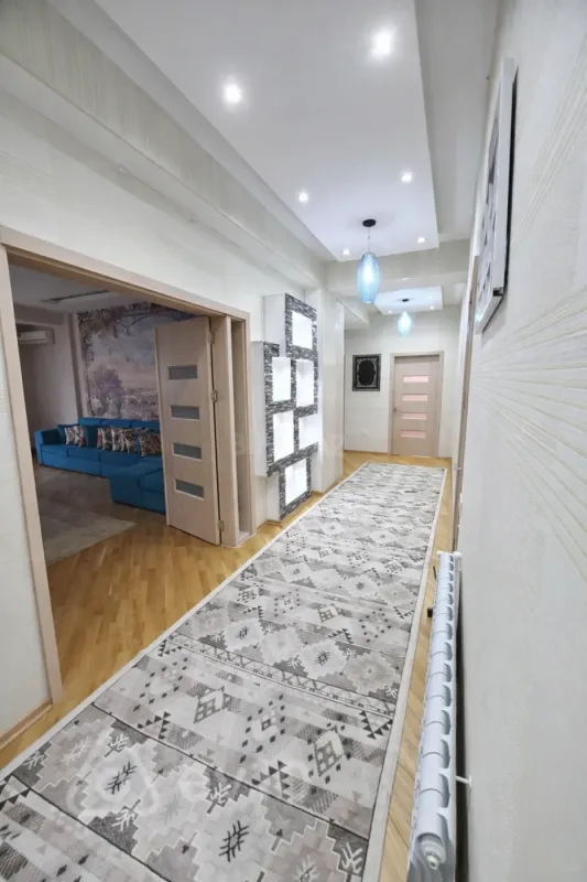 Kirayə verilir 3 otaqlı yeni tikili 130 m²