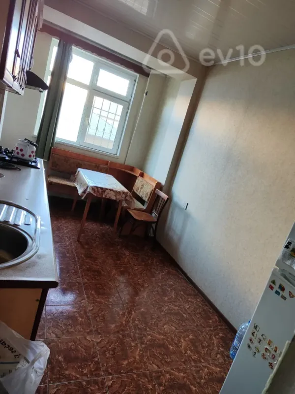 Kirayə verilir 3 otaqlı köhnə tikili 90 m²