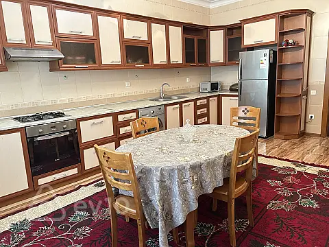 Kirayə verilir 3 otaqlı yeni tikili 170 m²