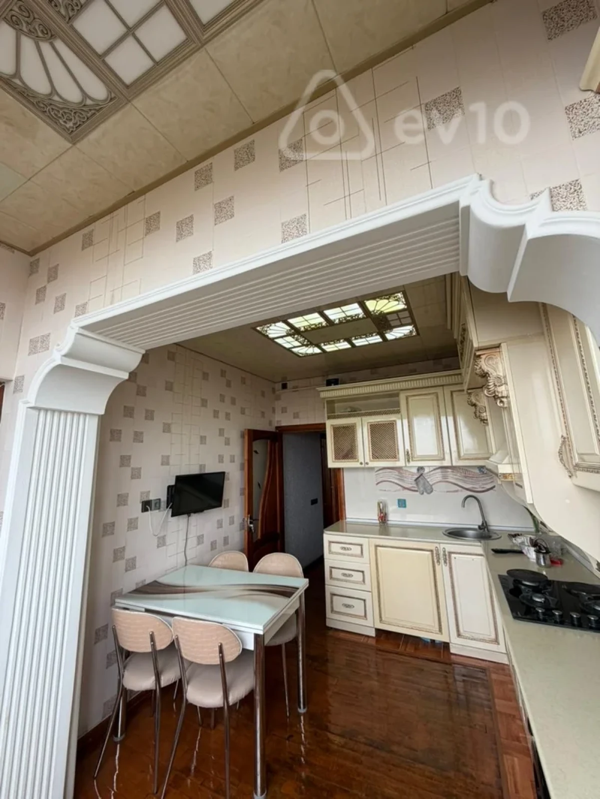 Kirayə verilir 2 otaqlı köhnə tikili 65 m²