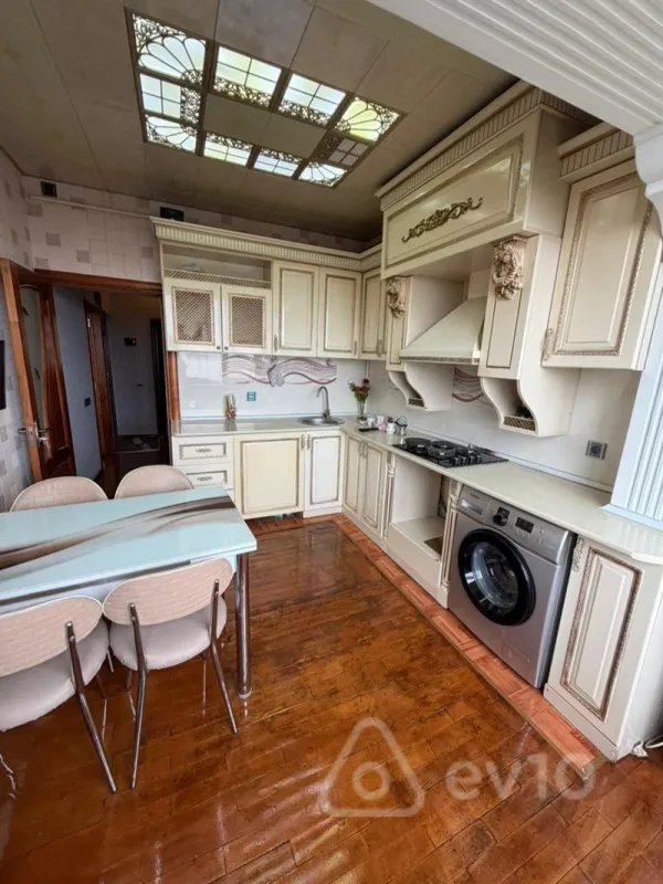 Kirayə verilir 2 otaqlı köhnə tikili 65 m²