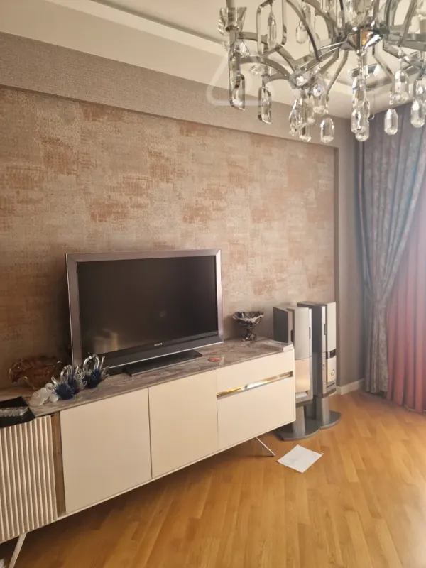 Kirayə verilir 3 otaqlı yeni tikili 130 m²