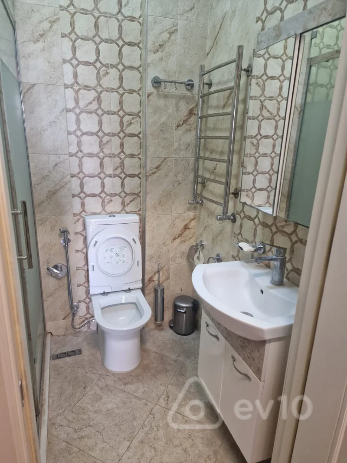 Kirayə verilir 3 otaqlı yeni tikili 130 m²