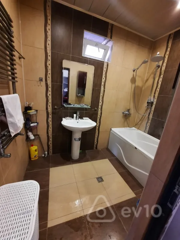 Kirayə verilir 6 otaqlı həyət evi 200 m²