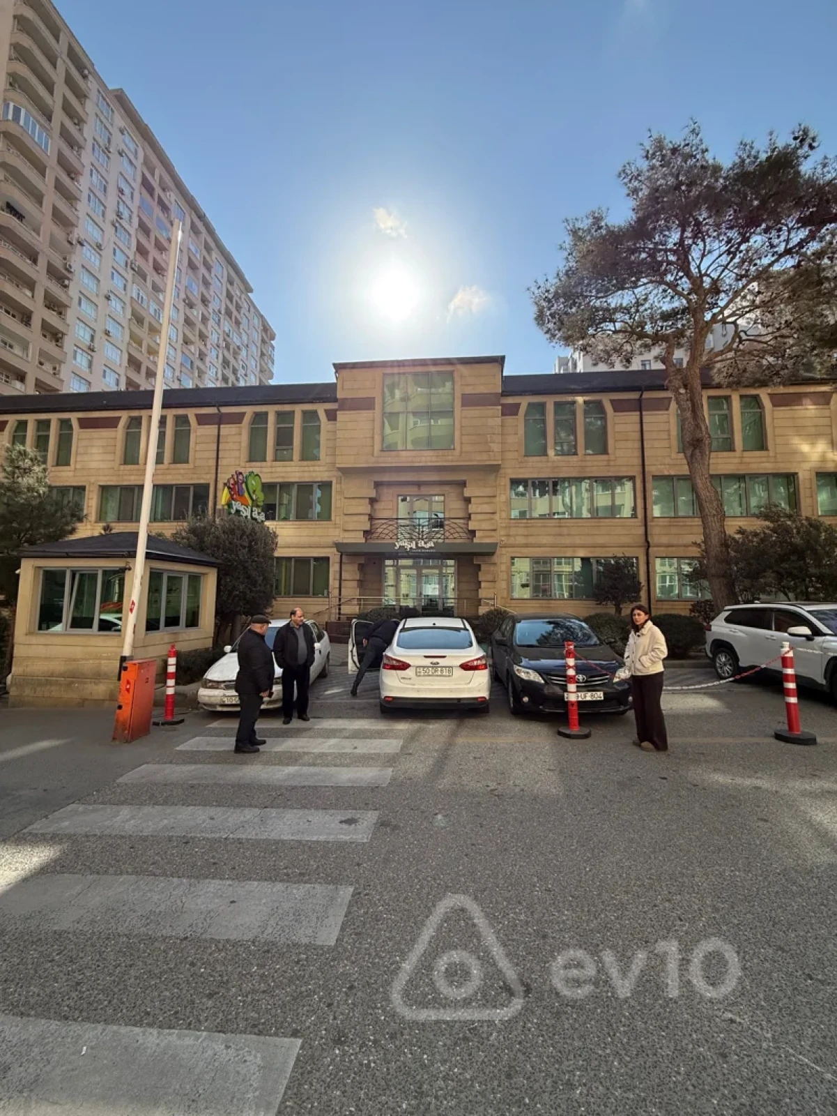 Kirayə verilir 3 otaqlı yeni tikili 170 m²