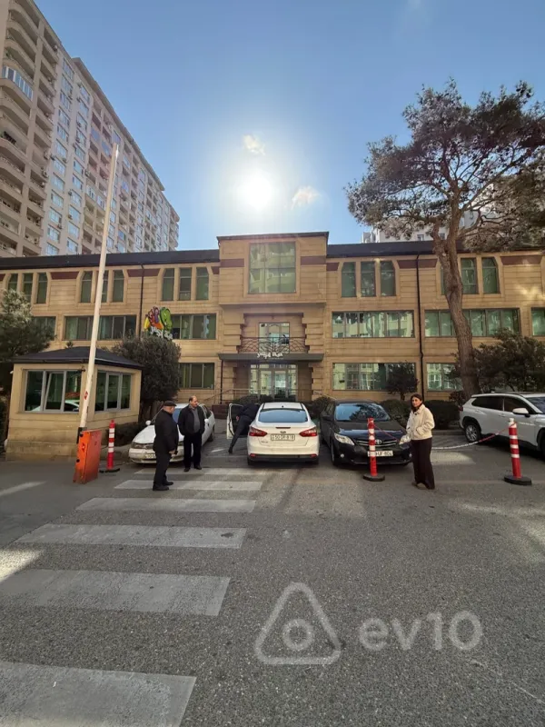 Kirayə verilir 3 otaqlı yeni tikili 170 m²