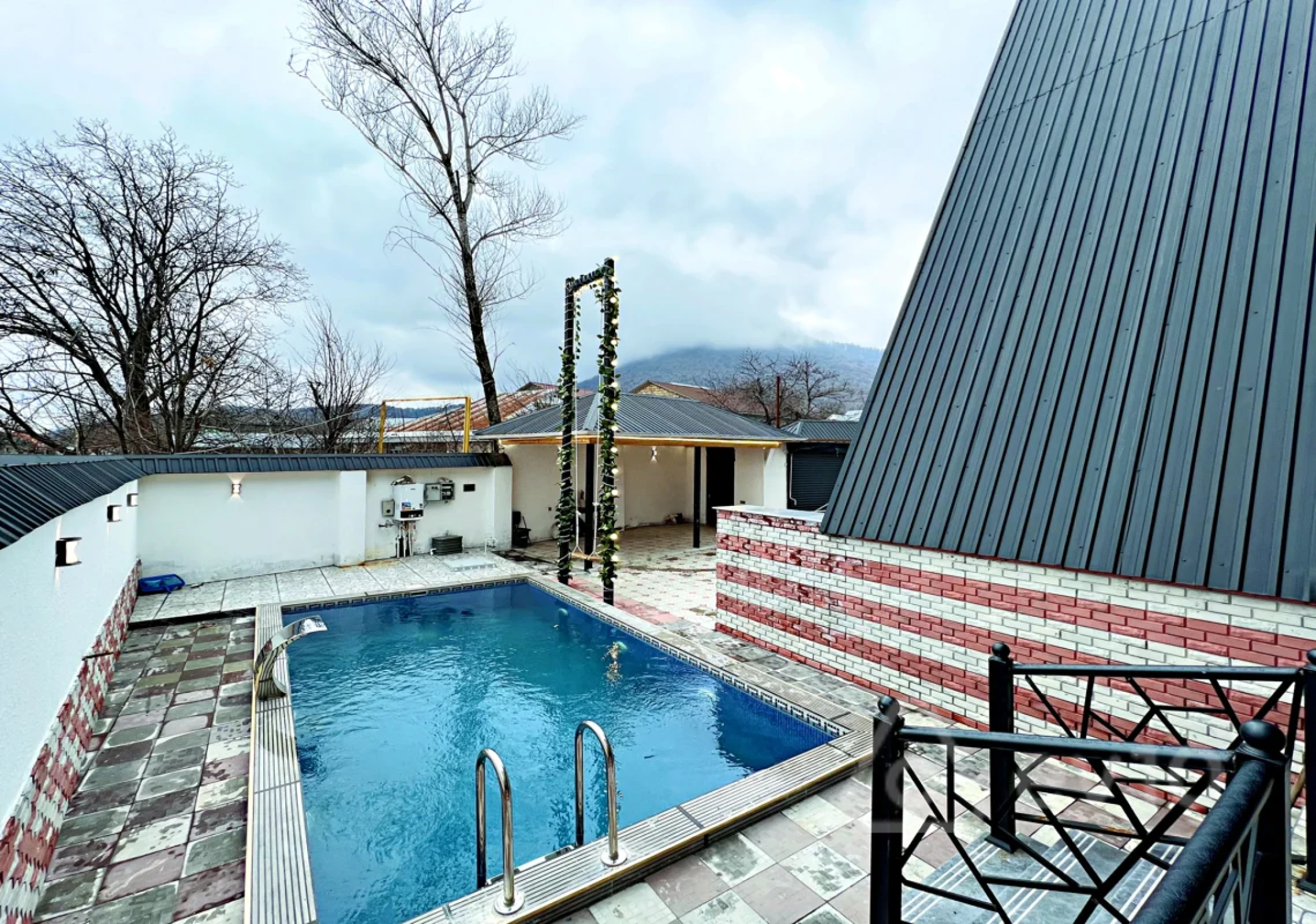 Satılır 5 otaqlı həyət evi 230 m²