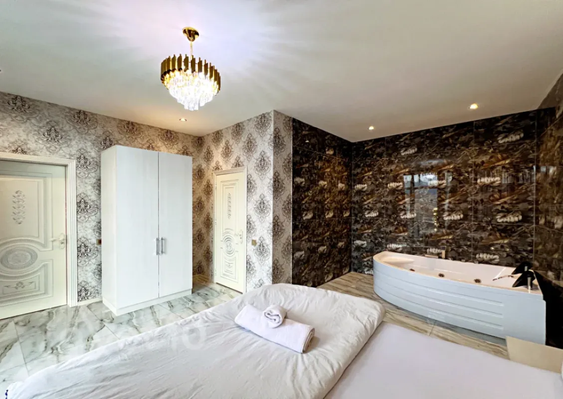 Satılır 5 otaqlı həyət evi 230 m²