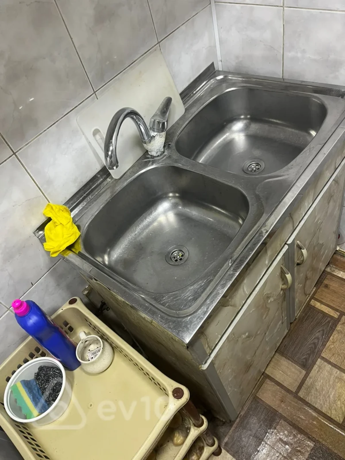 Kirayə verilir 2 otaqlı köhnə tikili 60 m²